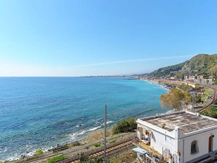 Appartamento trilocale in vendita in Via Nazionale, Taormina