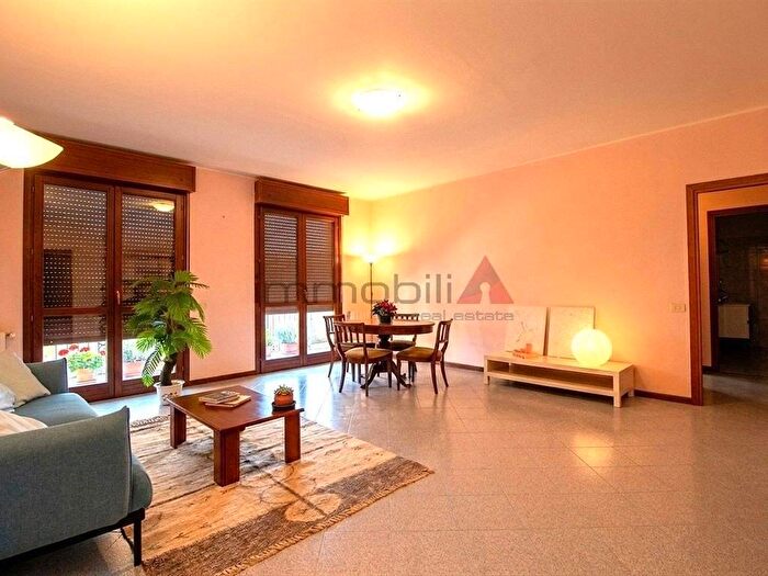Appartamento trilocale in affitto in via Monterosa, Carugate