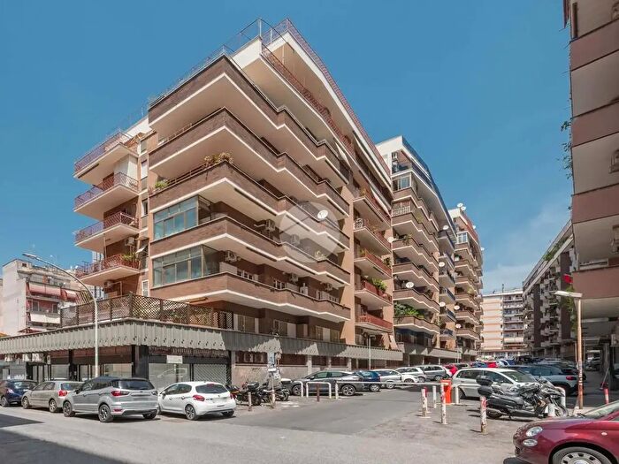 Appartamento trilocale in vendita in Via Italo Carlo Falbo, Roma