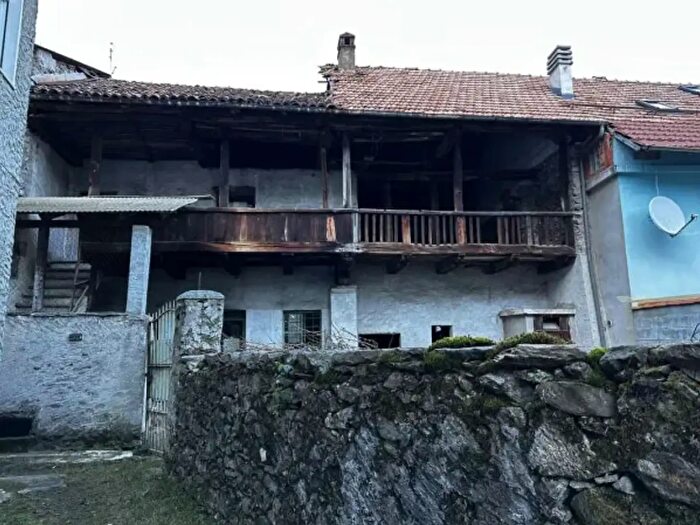 Casa con 6 locali in vendita in Via alla Campagna, Varallo