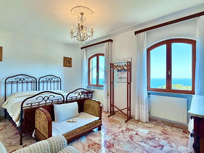 Casa con 6 locali in vendita in Via Millelire, Bergeggi