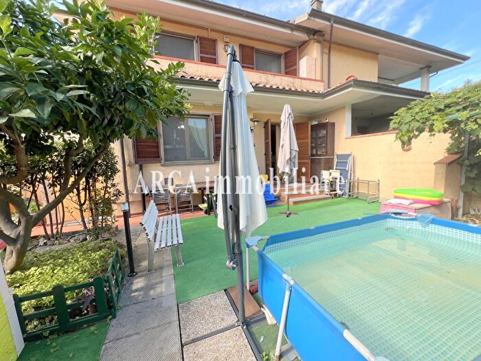 Casa con 8 locali in vendita in Pietrasanta