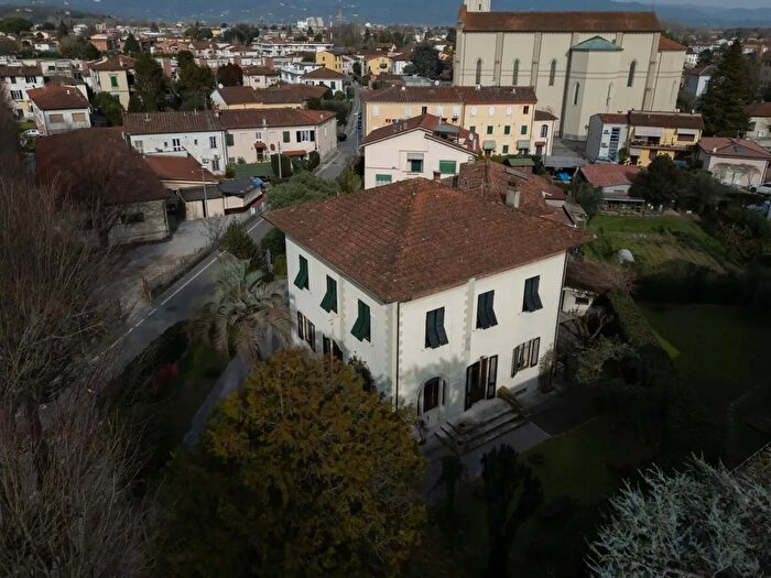 Appartamento in affitto in Via Jacopo della Quercia, Lucca