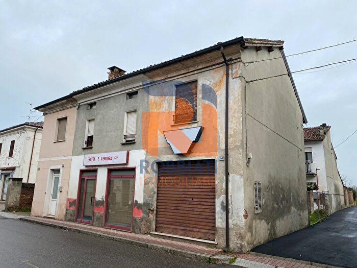 Casa con 5 locali in vendita in Via Depretis, Bressana Bottarone