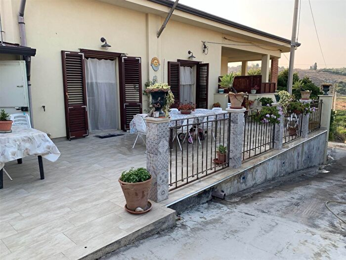 Casa con 13 locali in vendita in Contrada Montagna, Scordia