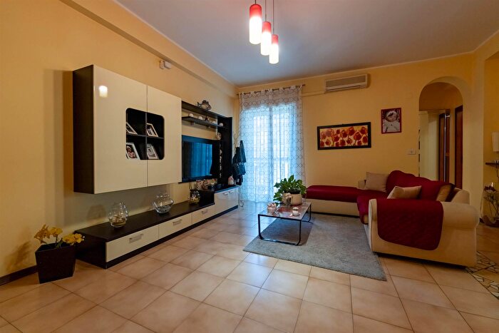 Appartamento trilocale in vendita in Via Stocchi, Aci Catena