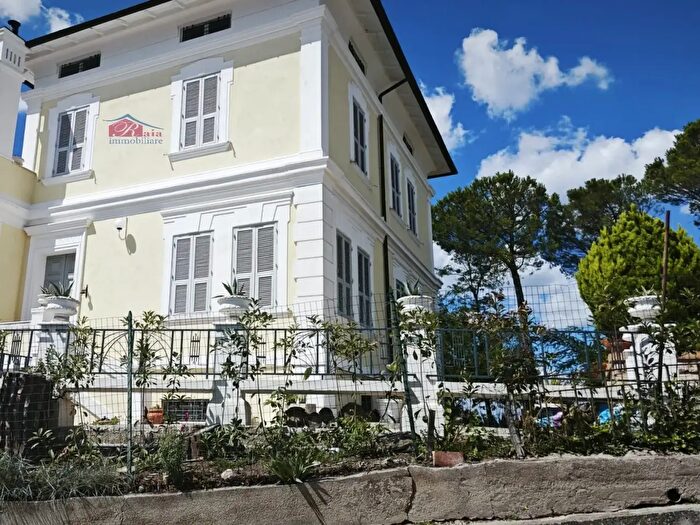 Casa con 10 locali in vendita in Via Convento, Paduli