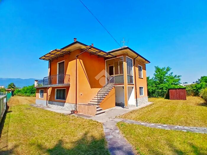 Casa con 6 locali in vendita in Via Vittorio Veneto, Ternate