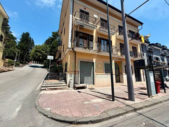 Appartamento trilocale in affitto in Via Francesco Tedesco, Avellino