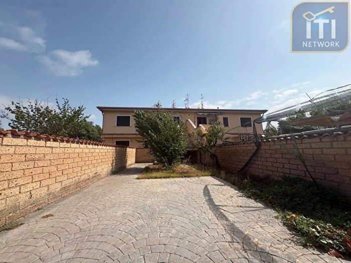 Appartamento trilocale in vendita in Via dei Fiordalisi, Pomezia