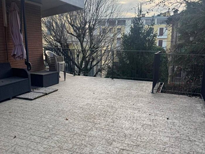 Casa quadrilocale in affitto in Via Francesco Prampolini, Viali, Modena