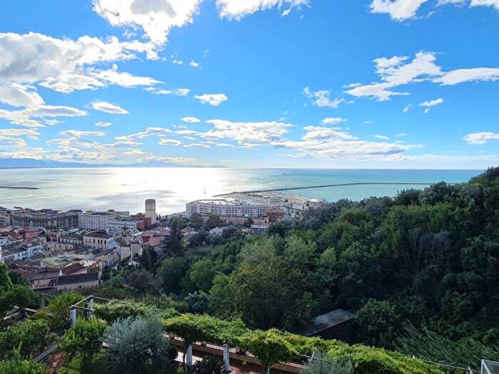Appartamento trilocale in affitto in Via Giuseppe Paesano, Centro Storico Teatro Verdi, Salerno