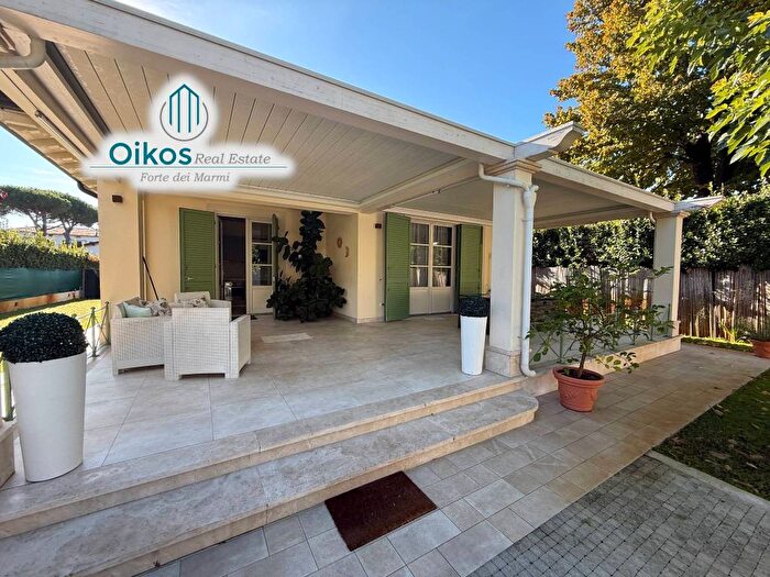 Casa quadrilocale in affitto in Via Antonio Canova, Vittoria Apuana, Forte dei Marmi