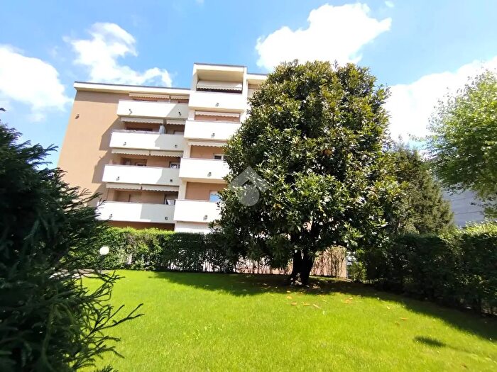 Appartamento trilocale in vendita in Via Monte Grappa, Como