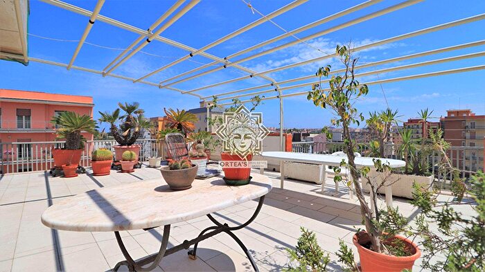 Appartamento con 7 locali in vendita in Via Lentini, Siracusa