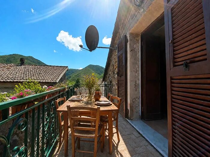 Casa trilocale in vendita in Via Valle, Zeri