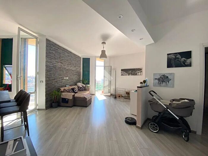 Appartamento quadrilocale in vendita in Via Coronata, Genova