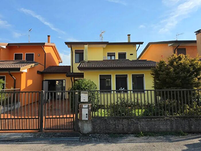 Casa con 5 locali in vendita in Via Milanello, Borgo Veneto
