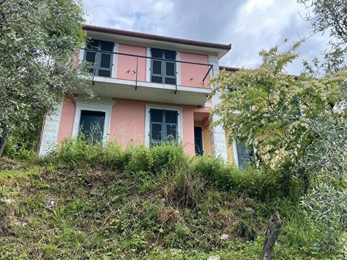 Appartamento con 6 locali in vendita in Via Posato, Avegno