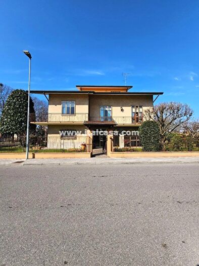 Casa con 10 locali in vendita in Via XXV Aprile, Borgo Virgilio