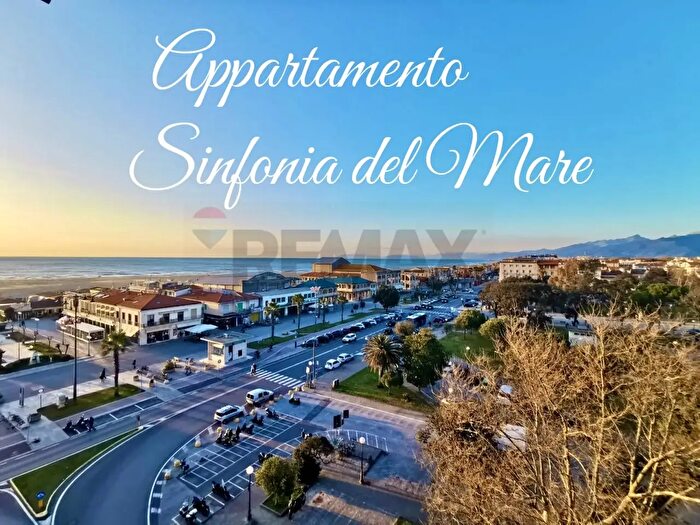 Appartamento con 6 locali in vendita in Piazza Massimo dAzeglio, Viareggio