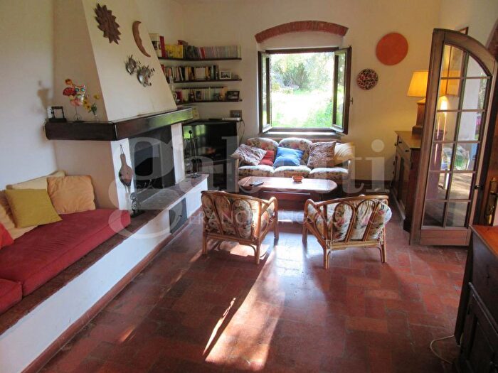 Casa con 8 locali in vendita in Gavorrano