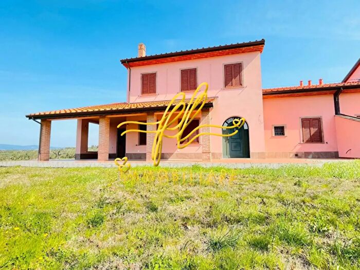 Casa con 8 locali in vendita in Cecina
