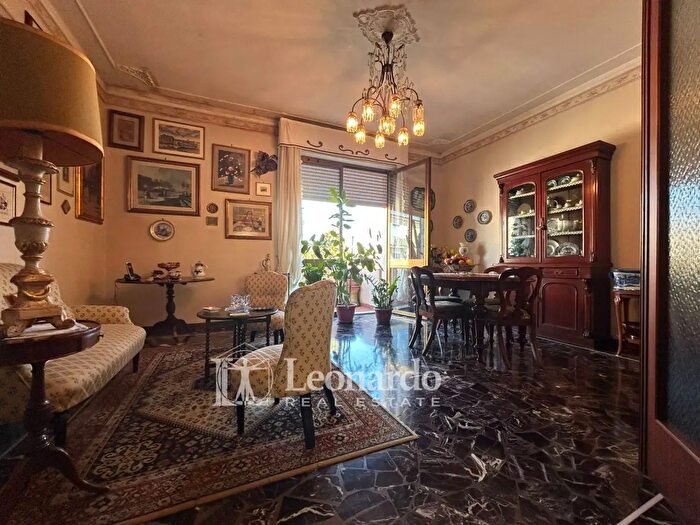 Appartamento con 6 locali in vendita in Via Chianesi, Viareggio