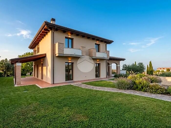 Casa con 8 locali in vendita in Via Crocifisso, Citta' Sant'Angelo