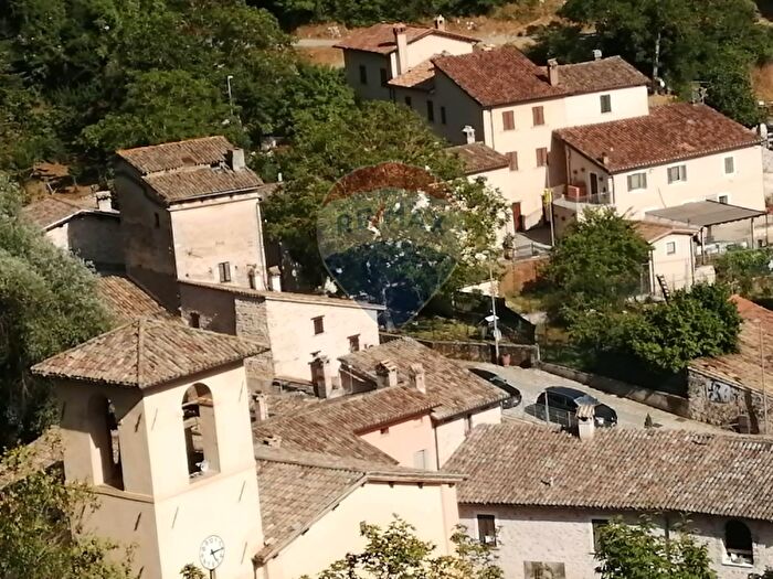 Casa quadrilocale in vendita in Rasiglia Via del Bosco, Foligno
