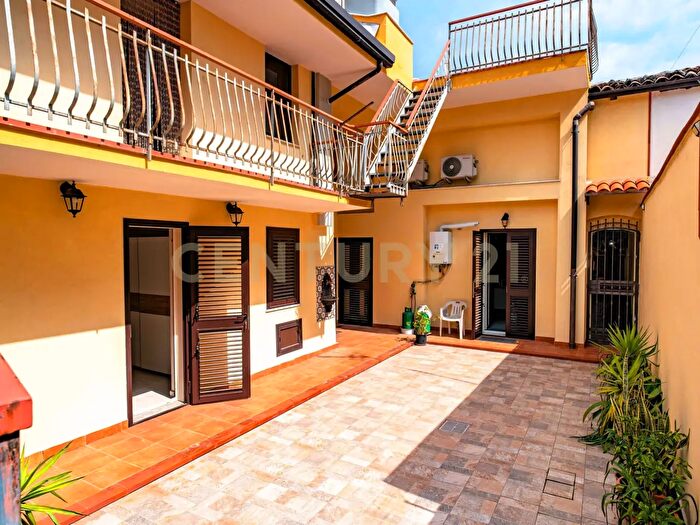 Casa con 10 locali in vendita in Via Stella, Catania