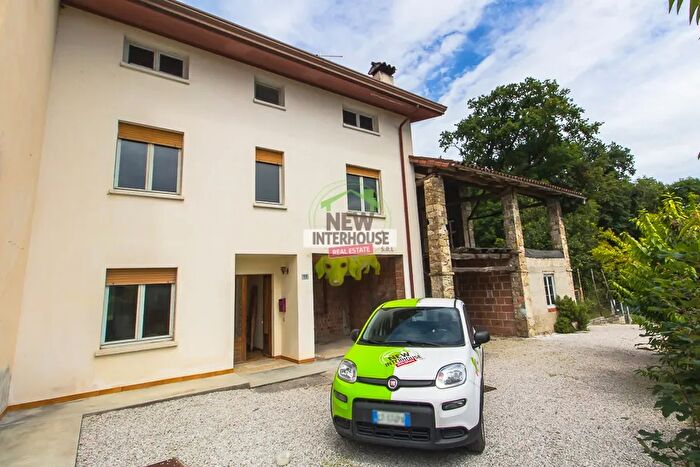 Casa con 6 locali in vendita in Via Toffoli Fanna, Fanna