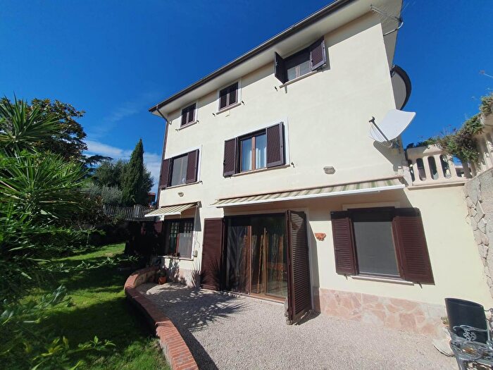 Casa con 5 locali in vendita in Piazza Santa Teresa, Nerola