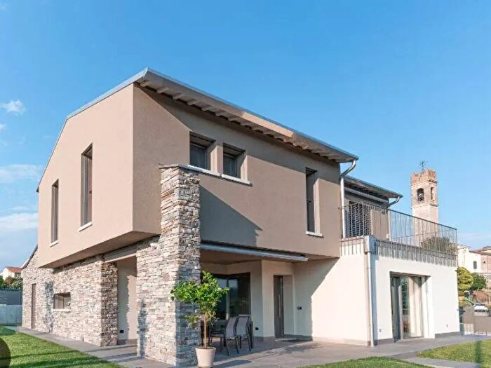 Casa con 7 locali in vendita in Quattro Castella