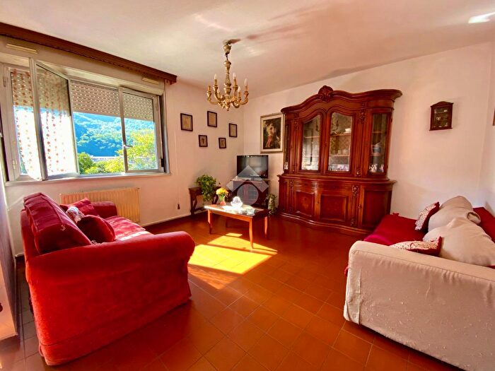 Appartamento trilocale in vendita in Via Ezio Lucarno, Genova