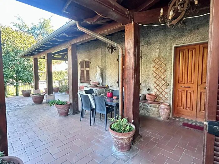 Casa con 12 locali in vendita in Fivizzano
