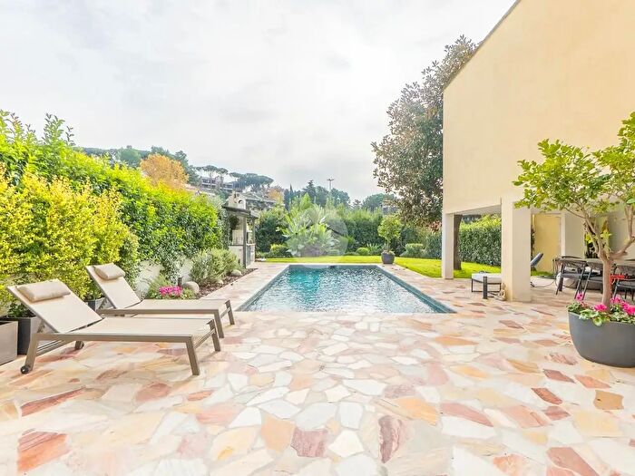Casa con 7 locali in vendita in Via Pieve di Cadore, Roma