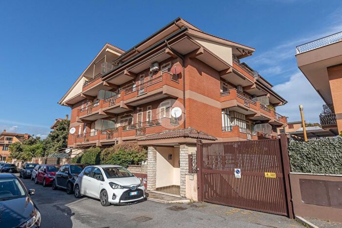 Appartamento trilocale in vendita in Via Bivongi, Roma