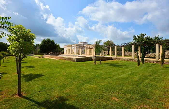 Casa con 8 locali in vendita in Via Elio Nisi SNC, Maglie