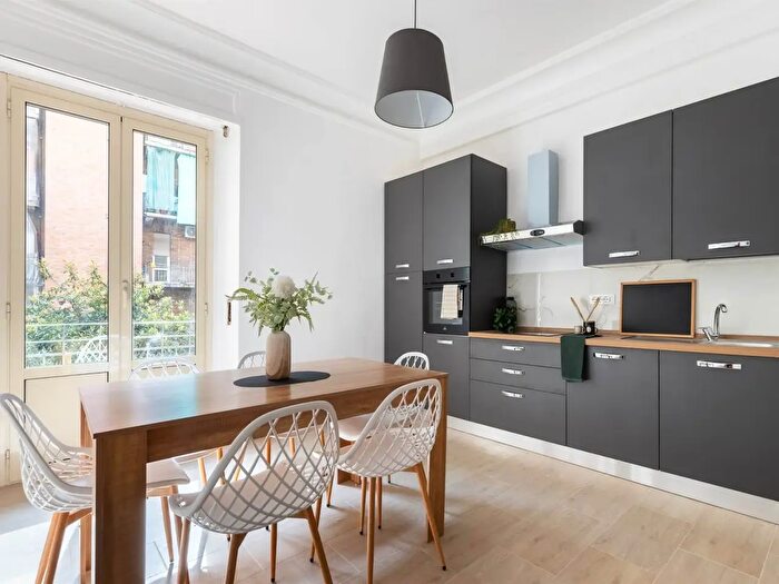 Appartamento con 6 locali in vendita in Corso Giulio Cesare, Torino