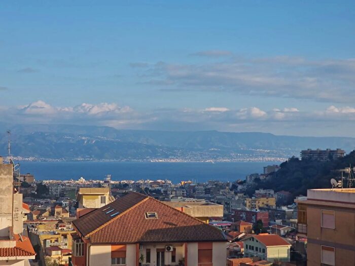 Appartamento quadrilocale in vendita in Via Polveriera Messina, Messina