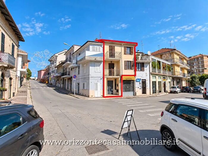 Casa con 11 locali in vendita in Folignano