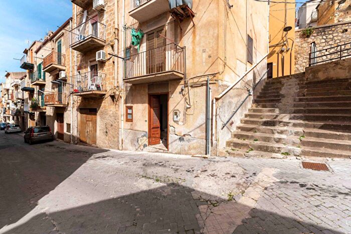 Casa quadrilocale in vendita in Via Santissimo Crocifisso Lascari, Lascari