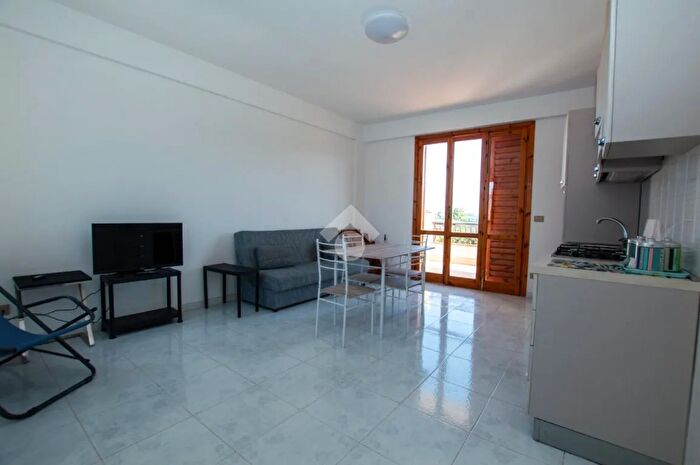 Appartamento trilocale in vendita in Via Saiatine, Furnari