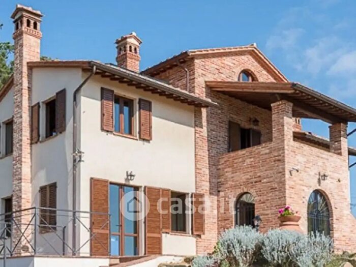 Casa con 15 locali in vendita in Castiglione Del Lago