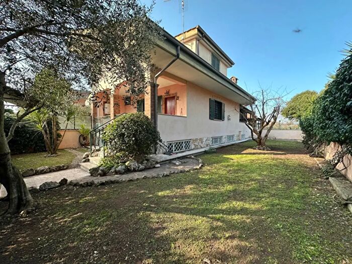 Casa quadrilocale in vendita in Via Svetonio, Guidonia Montecelio