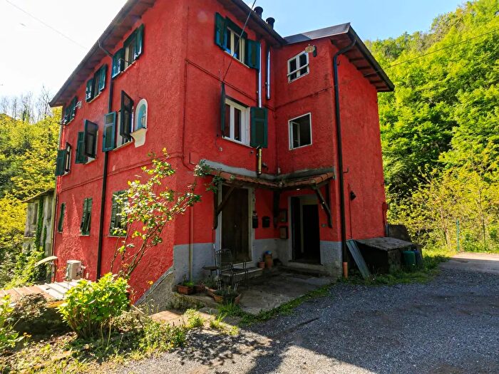 Appartamento con 6 locali in vendita in Via San Martino, Ceranesi