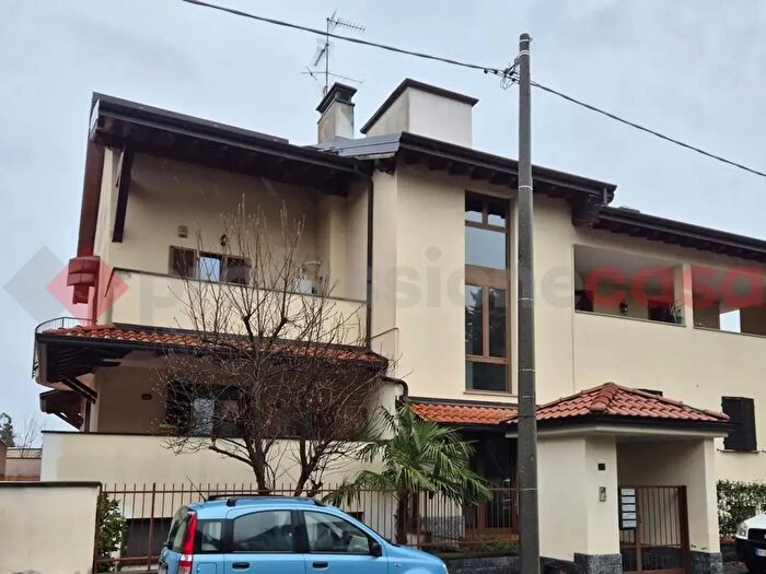 Appartamento quadrilocale in vendita in Via Petraca, Canegrate