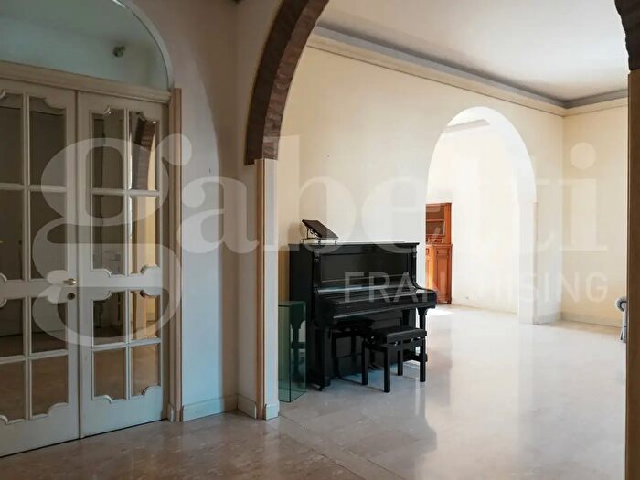 Casa con 10 locali in vendita in Via Ravegnana, Ravenna