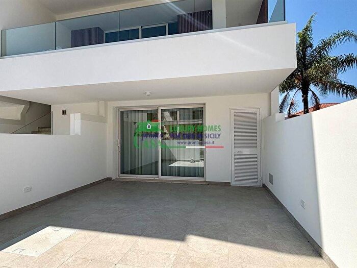 Appartamento trilocale in affitto in Marina di Ragusa Centro, Ragusa